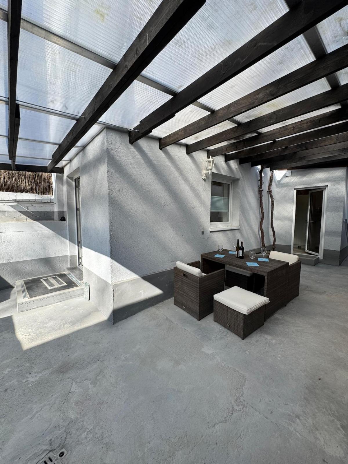 With Garden & 2 Bathrooms *